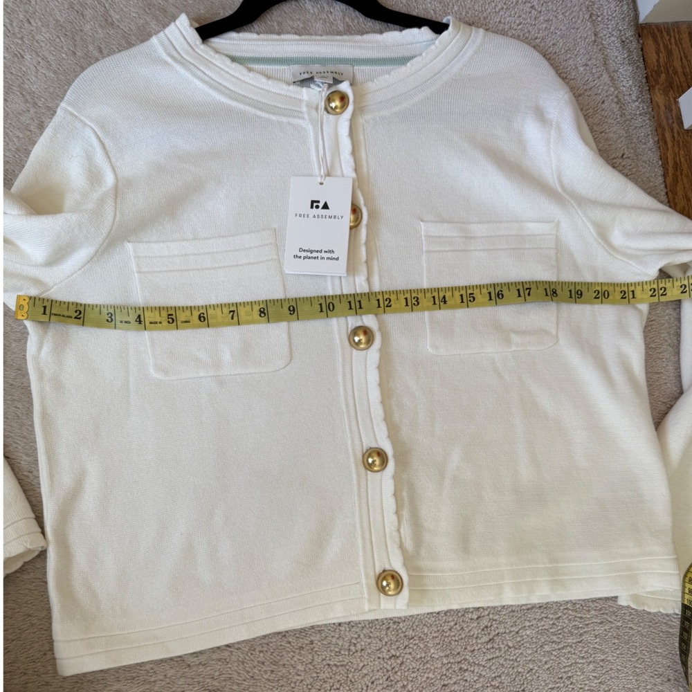 Free Assembly NWT Ruffle Neck Cardigan w Gold Buttons Off White Size Large - Picture 7 of 8